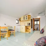 Petra Zadarvillas *