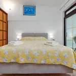 Petra Zadarvillas *