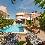 Petra Zadarvillas بيبينيا