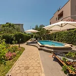 Petra Zadarvillas بيبينيا