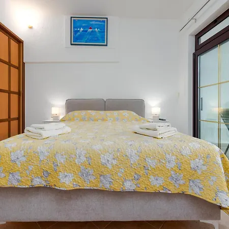 Petra Zadarvillas *