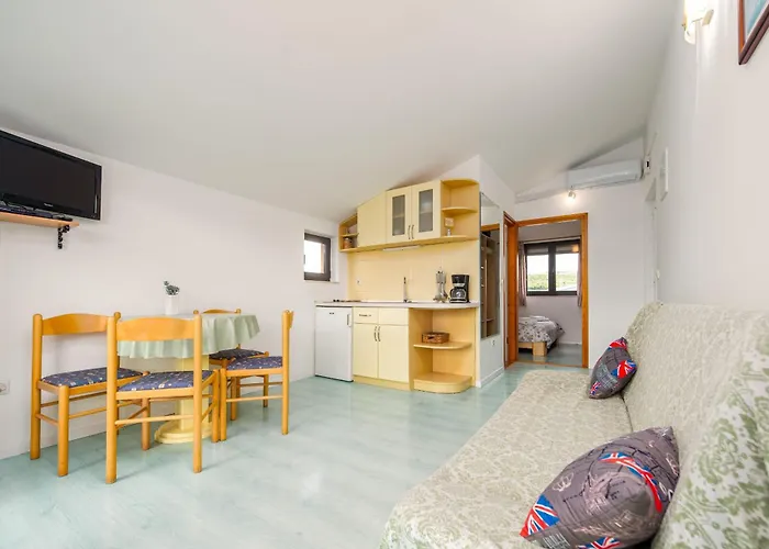 Petra Zadarvillas *