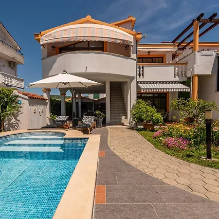 Petra Zadarvillas Willa